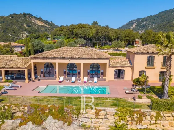 LOCATION SAISONNIÈRE - GOLFE DE SAINT-TROPEZ/GRIMAUD - VILLA 5 C 