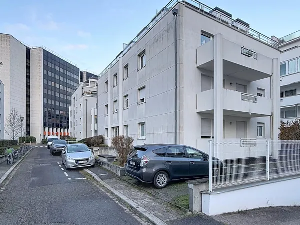 Orangerie, appartement de 84.84 m² avec terrasse de 9m² à rénover 