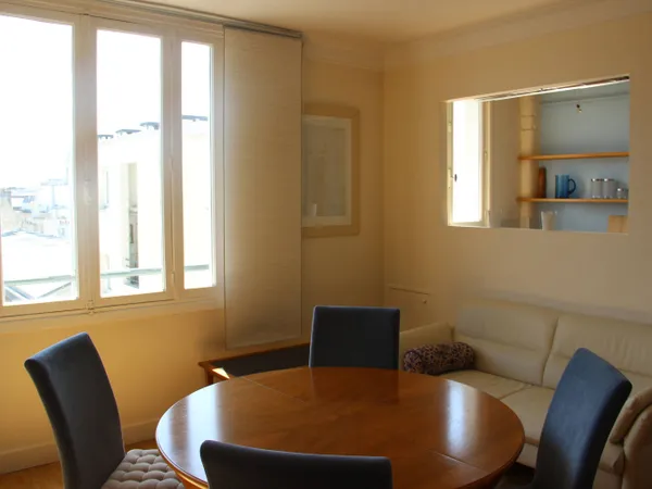 A LOUER : APPARTEMENT T2 45m², DERNIER ETAGE, LOYER MENSUEL 1.750 EUROS, charges mensuelles 