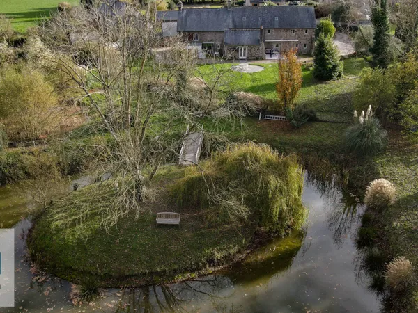 Entre SAINT-MALO et DINAN : Belle propriété de charme avec vie de plain pied, dépendances et 