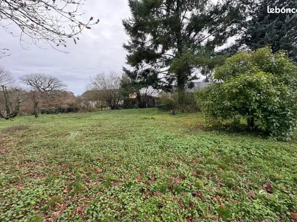 Terrain 1 300 m² Saint Julien 