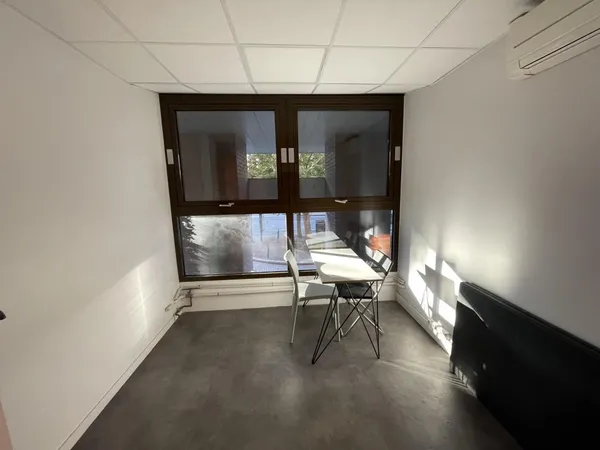 À LOUER - Local professionnel de 9,8 m2 dans un centre médical à Pantin (93500) 