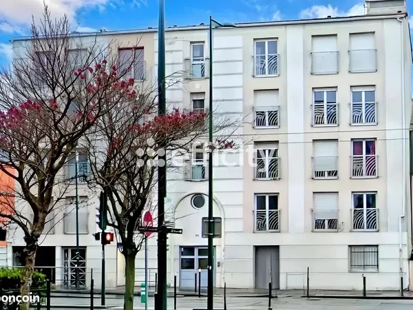 Appartement f3 recent face tramway tous commerce proximite et gares 