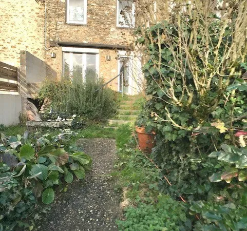 Charmante maison ancienne dans le centre du village, au calm 