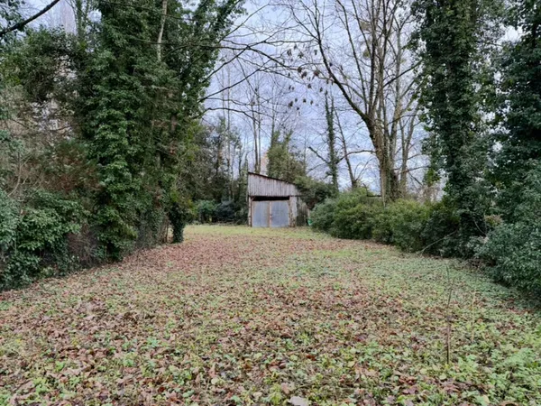Terrain non constructible et hangar 