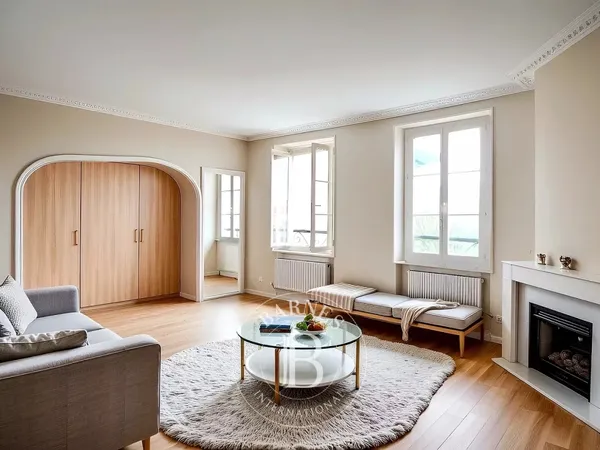 BIARRITZ, CENTRE-VILLE, APPARTEMENT TRAVERSANT À RÉNOVER 