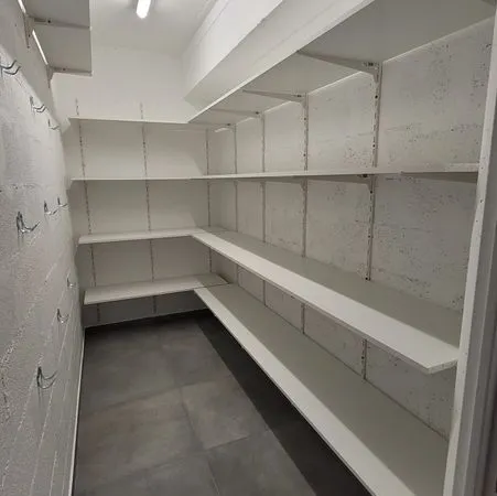 Très belle cave pour stockage Cannes la Bocca Résidence Le Tivoli des Fleurs 4M² saine, 