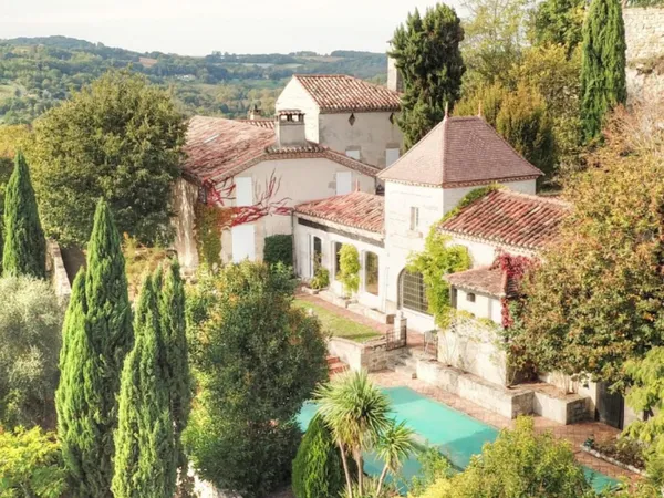 Maison et gîte avec vue dominante proche d'Agen 