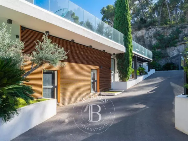 Villa Contemporaine d'Exception- 13012 - 500 m², 3000m² de terra 