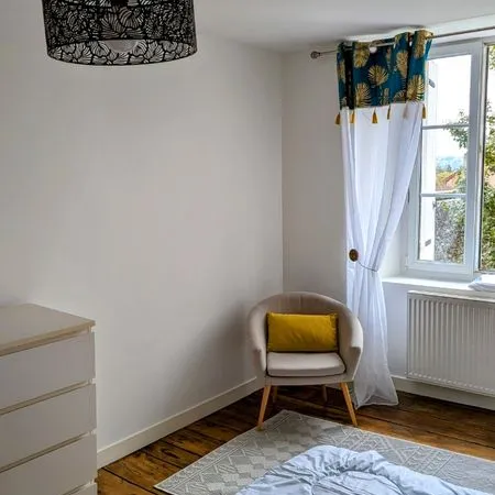 Loue chambre meublée dans une grande maison de ville à quelques pas de l'hypercentre 