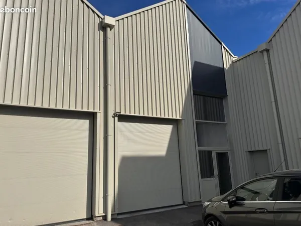Local bureaux 122 m² 