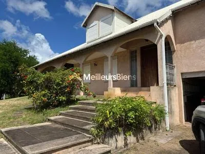 Maison T5 de 200 m² sur deux niveaux - 3 chambres et un bureau - Terrain 1050 m² Les Abymes 
