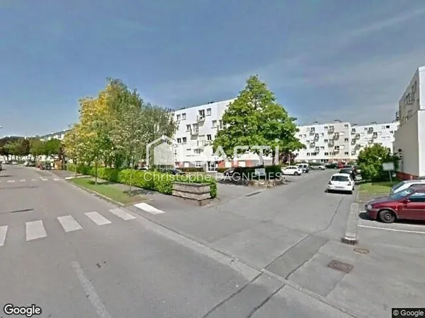 Appartement 3 pièces de 66 m² récemment rénové à 10 mn à pied du port de Vannes. 
