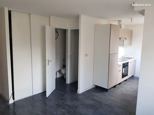 2 pièces, meublé avec parking, 490 