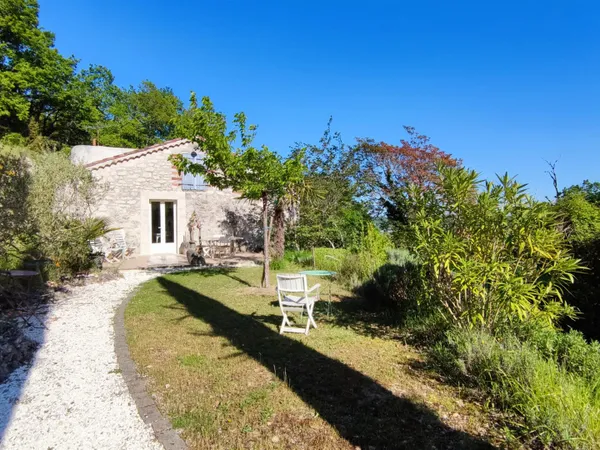 Maison en pierre d'env 100 m2 avec vue imprenable sur Lauzerte sur un terrain de 9260 m2 avec 