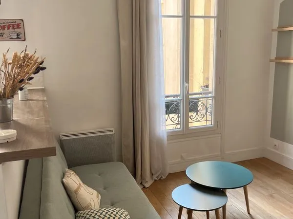 Paris 10e / 9e - Grand 2/3 pièces meublé 50 m² - Ascenseur, cave, local vélo 