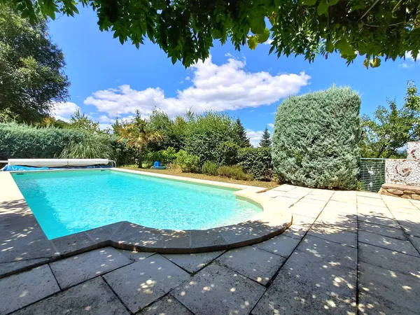Villa de plain-pied avec piscine et grand jardin arboré 