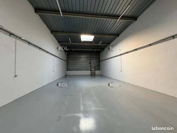Local d'activité 279 m² 