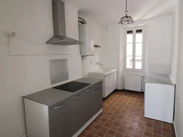 HYERES - HYPER-CENTRE - T3 traversant de 69.28 m2 