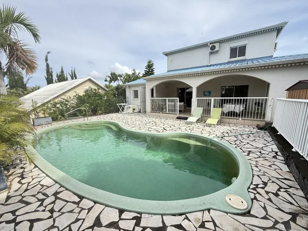 À VENDRE Belle maison familiale entièrement climatisée ave 