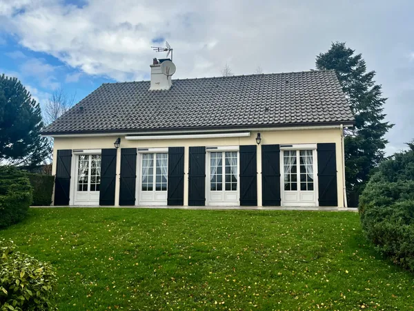 Maison T6 150 m2, Terrain 2202 m2, Sous-sol Total. 