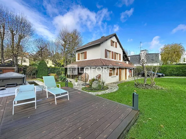 Maison 8 pièces 250 m² 