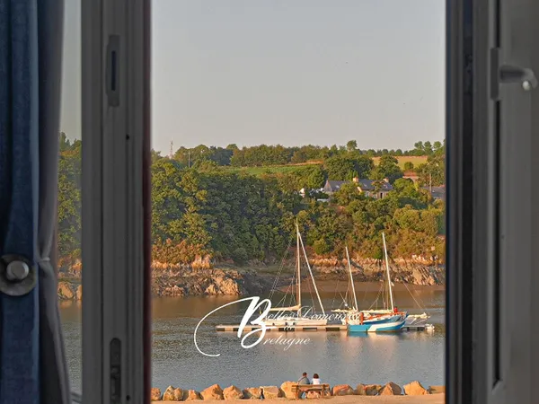A vendre belle demeure en pierre face au port de Tréguier 