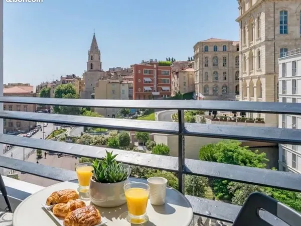 Studio climatisé vue sur l'hotel dieu quartier vieux port , panier
