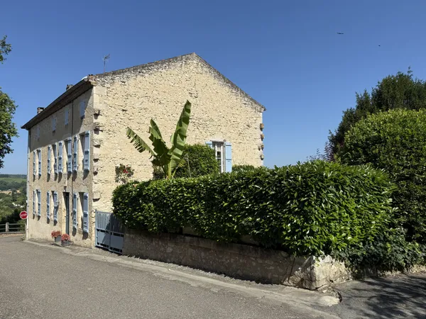 Ancien presbytère avec jardin dans le coeur du village de Mon 