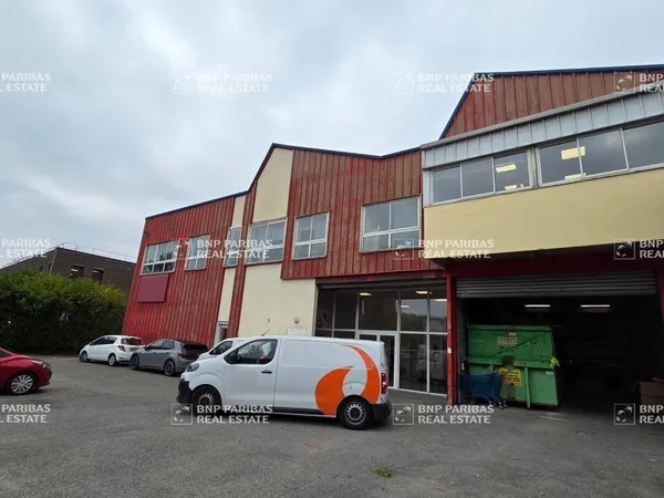 Local d'activité 1678 m² 