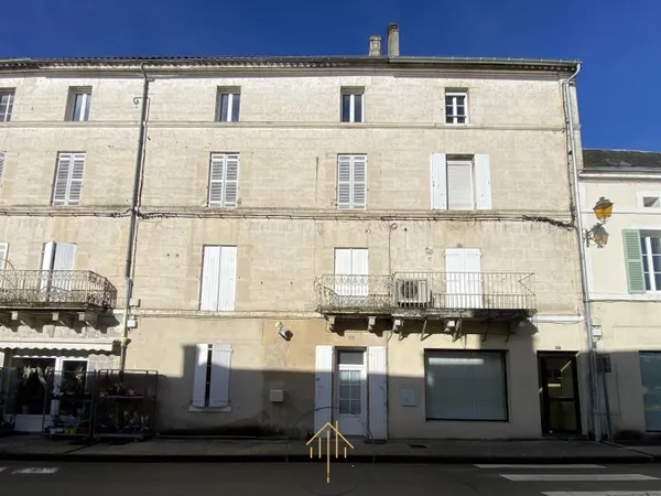 Maison de ville situé au centre de Chalais 