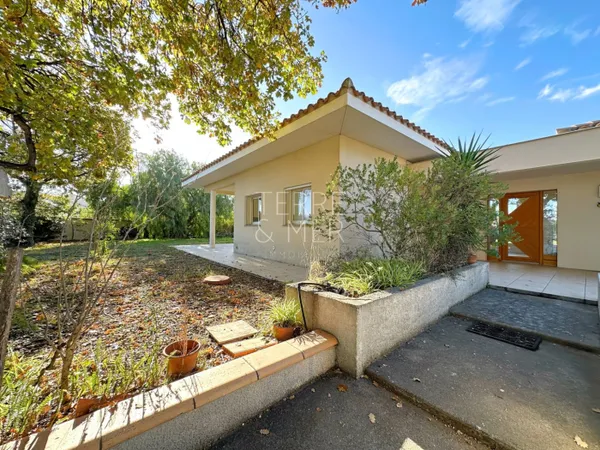 Toulouges - Villa 4 faces de plain-pied 6 pièces avec piscine 