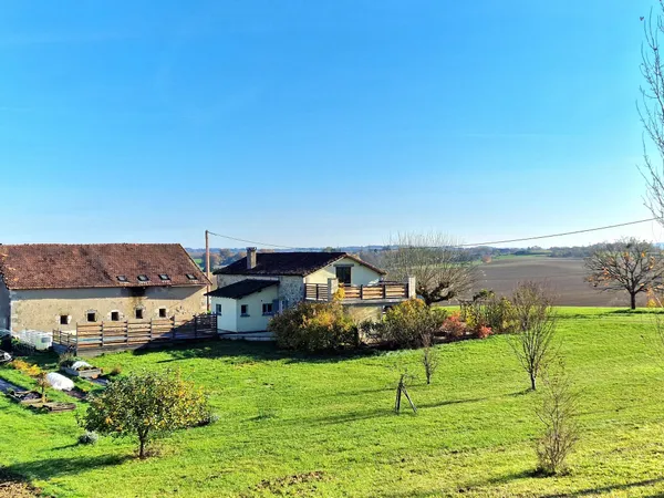 Ferme en pierre avec granges à rénover, piscine et VUE - proche d'Eymet ! 