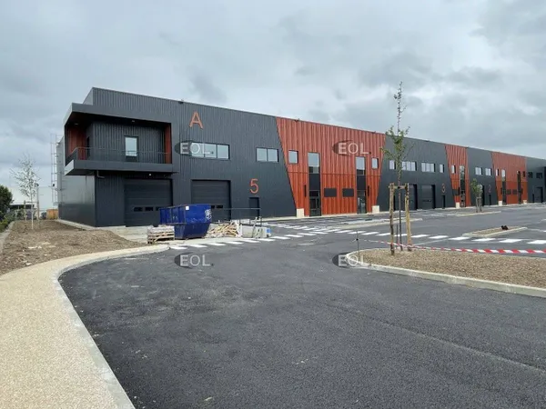 Local d'activité 592 m² 