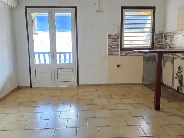 Opportunité Rare !!! Studio à rénover à Grand-Bourg 