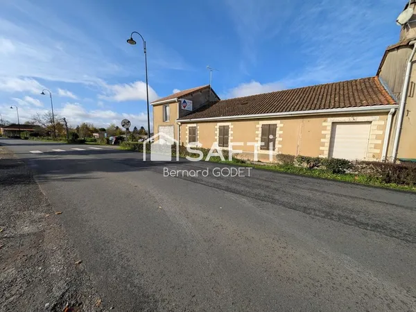 Local événementiel avec grande salle de réception et terrain clos 