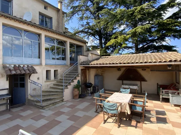 Maison de village avec vue panoramique et piscine, parkings sécu 