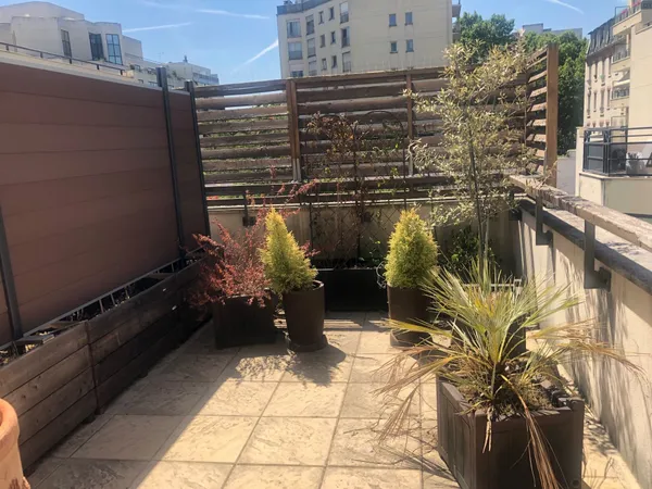 Studio meublé avec belle terrasse et parking 