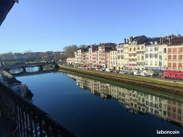 Bayonne Quai de Nive avec balcon 