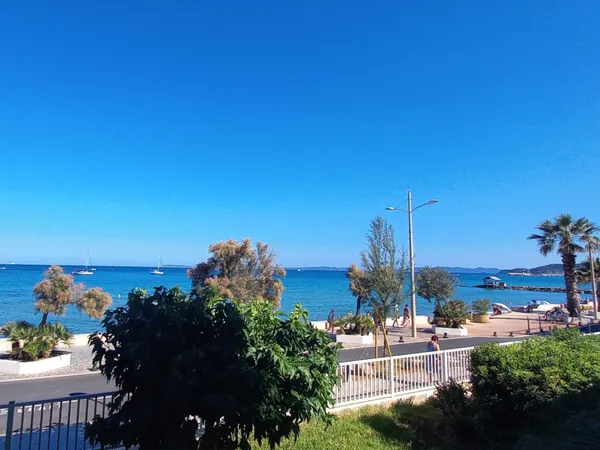 Appartement FRONT DE MER Le Lavandou 2/3 pièces 35 m2 - Parking privatif 