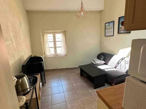 Petit duplex dans le Vieil Antibes pour 6/7 mois 