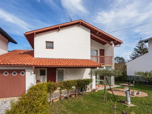 Maison familiale au calme avec véranda 