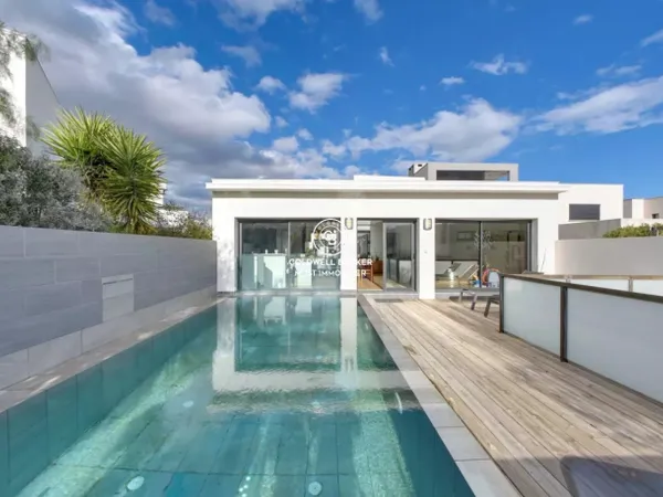 VILLA CONTEMPORAINE DE PLAIN PIED PISCINE PATIO DANS UN QUARTIER 