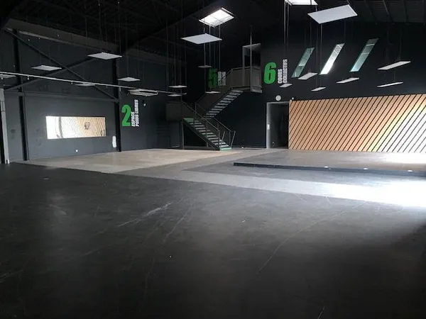 Local commercial 615m² - Forte visibilité - Terrasson-Lavi 