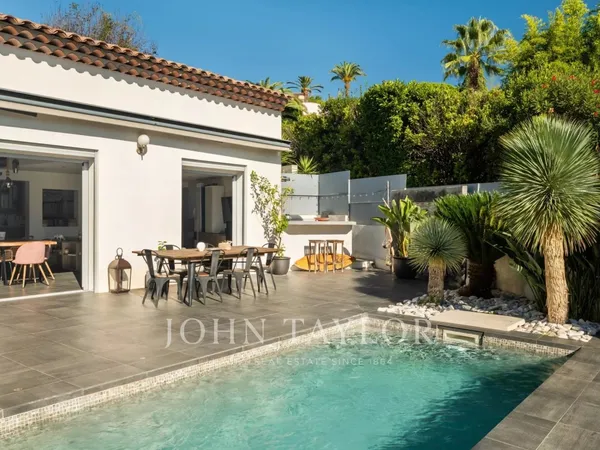 Élégante Villa Contemporaine avec Piscine au Coeur de Mougins 