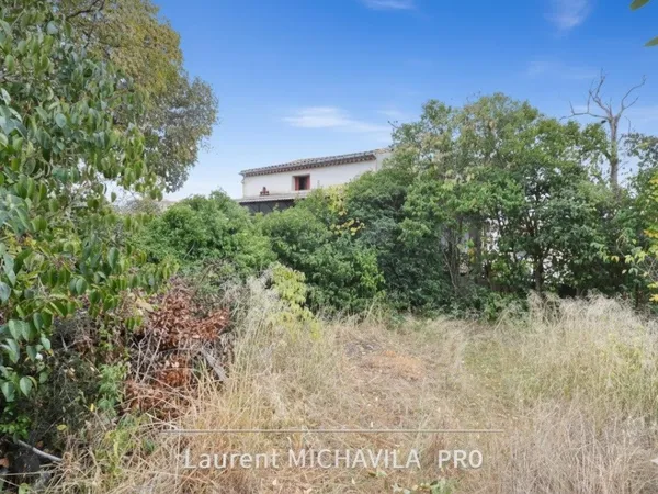 Maison de village de 90m2 à rénover avec garage,terrasse et jardin sur une parcelle de 235m2 