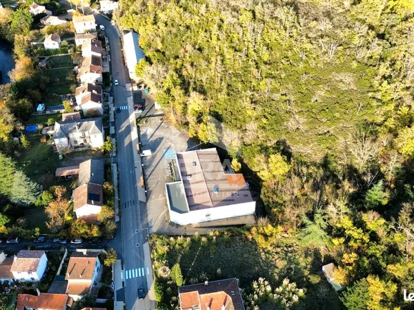 Local commercial 673 m² QUILLAN 