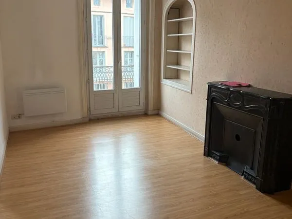 Appartement F3 traversant , lumineux 