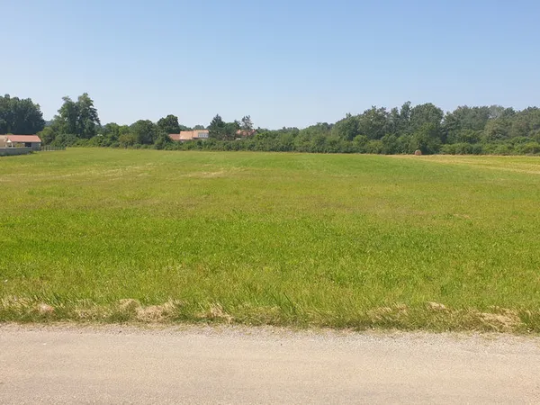 Sur TREPT très joli terrain plat viabilisé 