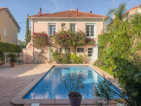 Maison à réinventer avec piscine et potentiel d?agrandissement Marseille 13009 € Mazargues / R 